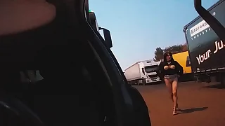 pute au milieu des camions